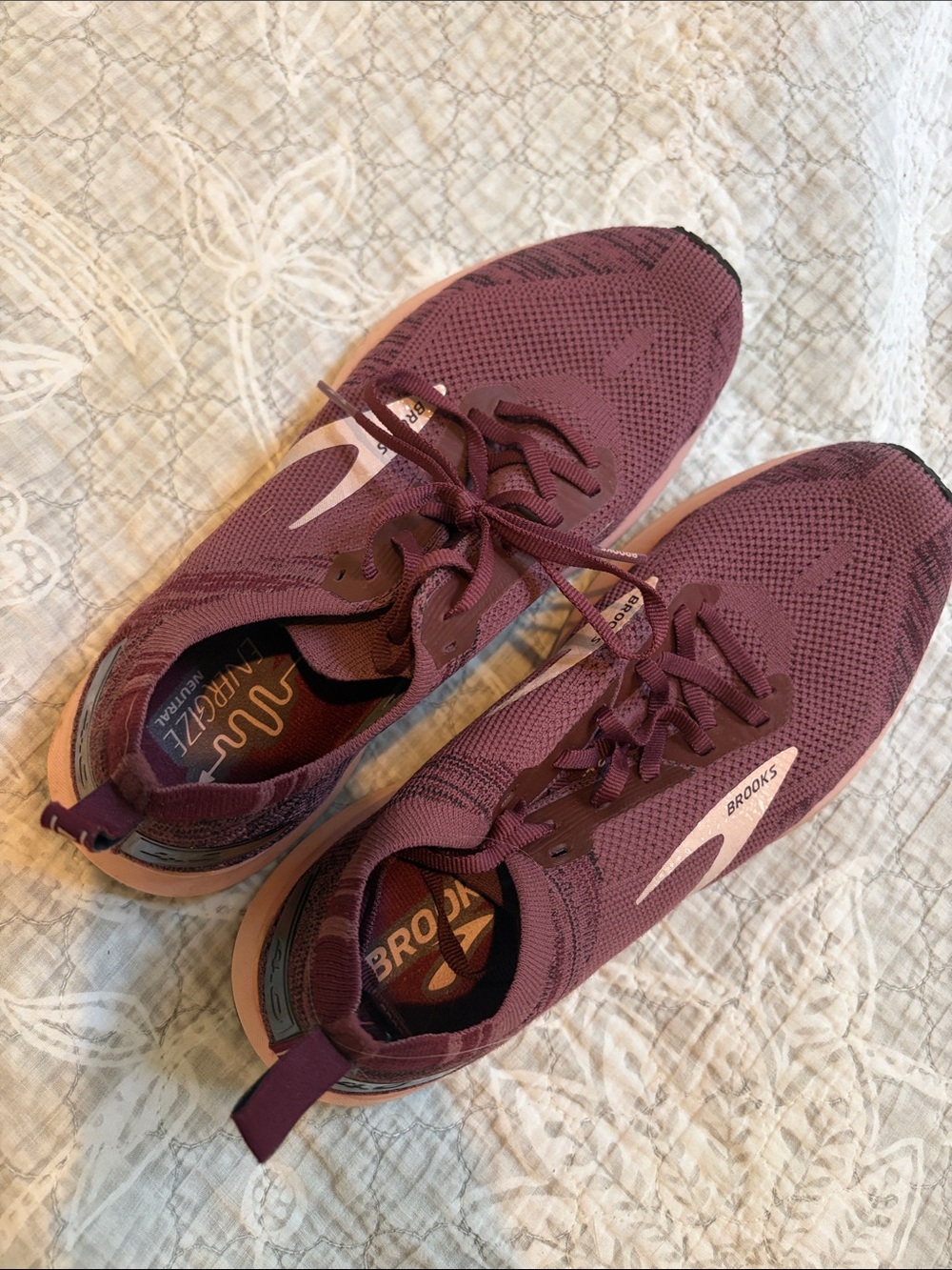 Brooks Womens Levitate Athletic Running Shoes in Burgundy LIKE NEW - Picture 1 of 6